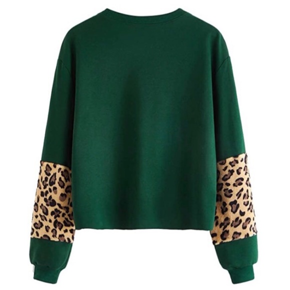 👑✅PRICE FIRM✅ Green Teddy Leopard Sleeve Pullover. NWOT - Picture 2 of 8